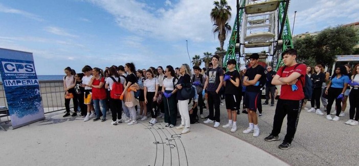 Sanremo: studenti da tutta la provincia per ripulire il lungomare dai rifiuti (foto e video)