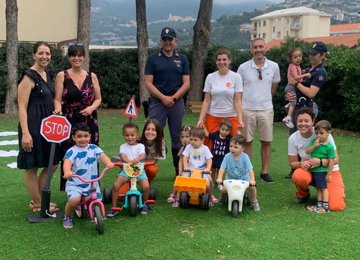 Taggia: gli agenti della Polizia Stradale in visita ai bimbi del nido d'infanzia 'Girotondo' (Foto) Taggia: gli agenti della Polizia Stradale in visita ai bimbi del nido d'infanzia 'Girotondo' (Foto)