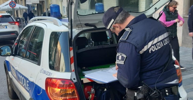 Sanremo, blitz della polizia locale in via Matteotti: quattro abusivi in fuga ma senza rischi per passanti e turisti Sanremo, blitz della polizia locale in via Matteotti: quattro abusivi in fuga ma senza rischi per passanti e turisti
