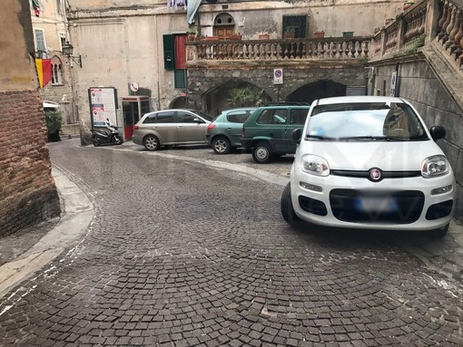 Ventimiglia: parcheggi 'privati' nella Ztl di via Garibaldi nella città alta, la lamentela di un nostro lettore