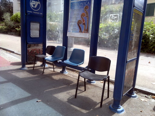 Sanremo: mancano i posti a sedere alla fermata del bus, ecco la pensilina 'Fai da te' Sanremo: mancano i posti a sedere alla fermata del bus, ecco la pensilina 'Fai da te'