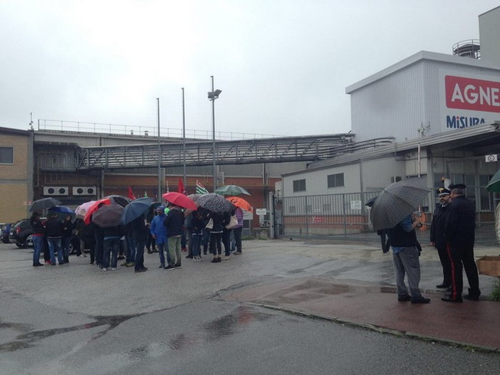 Fossano: alla Agnesi stamane la protesta dei lavoratori contro gli esuberi, c'è anche un imperiese (Foto e Video) Fossano: alla Agnesi stamane la protesta dei lavoratori contro gli esuberi, c'è anche un imperiese (Foto e Video)