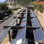 I pannelli fotovoltaici abbandonati nel parcheggio di Bussana Mare