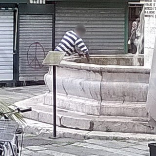 Sanremo: "Scene di vita quotidiana in piazza Eroi", il CdQ 'La Pigna' denuncia l'uso improprio della fontana 'Siro Carli'