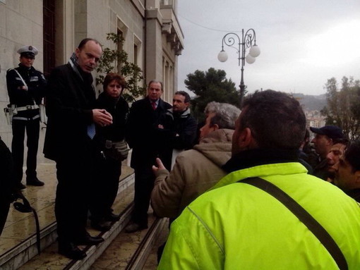Imperia: prosegue di fronte al Comune la protesta dei dipendenti TraDeCo "Andremo ad oltranza!" Imperia: prosegue di fronte al Comune la protesta dei dipendenti TraDeCo "Andremo ad oltranza!"