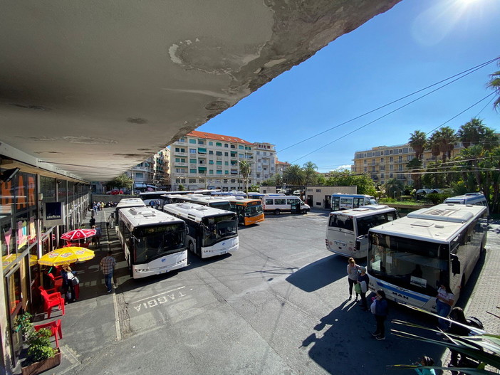 Sanremo, passeggino non chiuso sul pullman: discussione in piazza Colombo e partenza per Andora in ritardo di 10 minuti Sanremo, passeggino non chiuso sul pullman: discussione in piazza Colombo e partenza per Andora in ritardo di 10 minuti