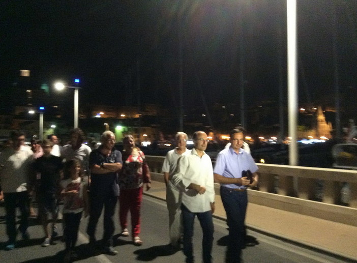 Ieri sera a mezzanotte la 'passeggiata' del Sindaco e dell'Amministrazione sul porto turistico Ieri sera a mezzanotte la 'passeggiata' del Sindaco e dell'Amministrazione sul porto turistico