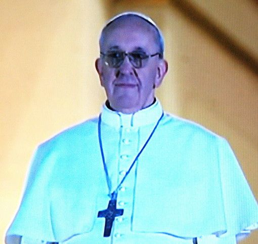 Fumata bianca in piazza San Pietro: la Chiesa ha da pochi minuti il nuovo Papa