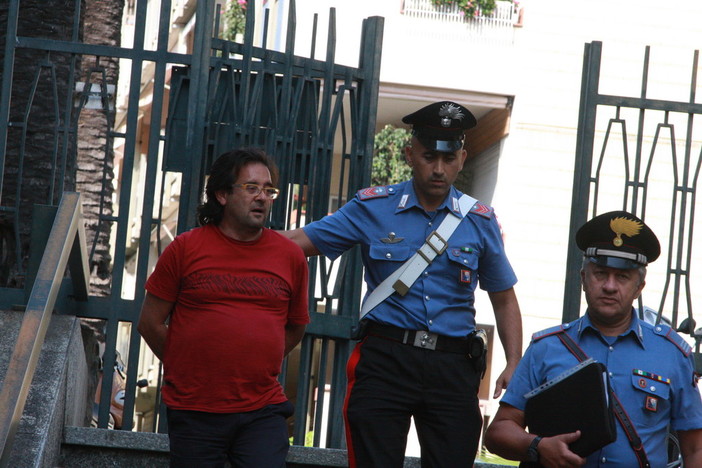 Triora: invita gente a cena e dà in escandescenze, arrivano i carabinieri e se la prende anche con loro