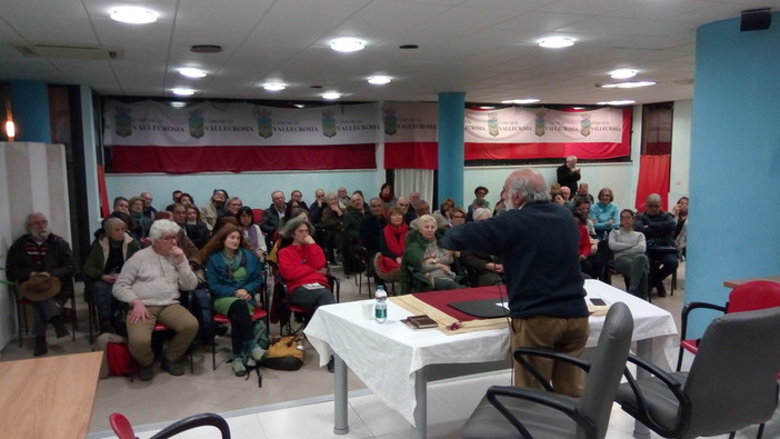 La presentazione alla sala polivalente di Vallecrosia La presentazione alla sala polivalente di Vallecrosia