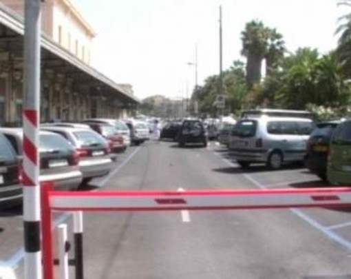Sanremo: firmata l'ordinanza per la demolizione delle sbarre nel parcheggio della Quick Sanremo: firmata l'ordinanza per la demolizione delle sbarre nel parcheggio della Quick