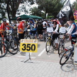 Sanremo: ecco la carica dei 300 del 21° Trofeo Fantozzi partito sulla pista ciclabile