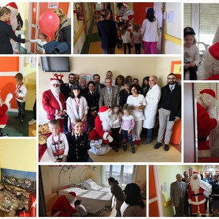 In pediatria arriva il Babbo Natale della Polizia, Capocasa e Damonte Prioli "Obiettivo regalare un sorriso" (Foto e video) In pediatria arriva il Babbo Natale della Polizia, Capocasa e Damonte Prioli "Obiettivo regalare un sorriso" (Foto e video)