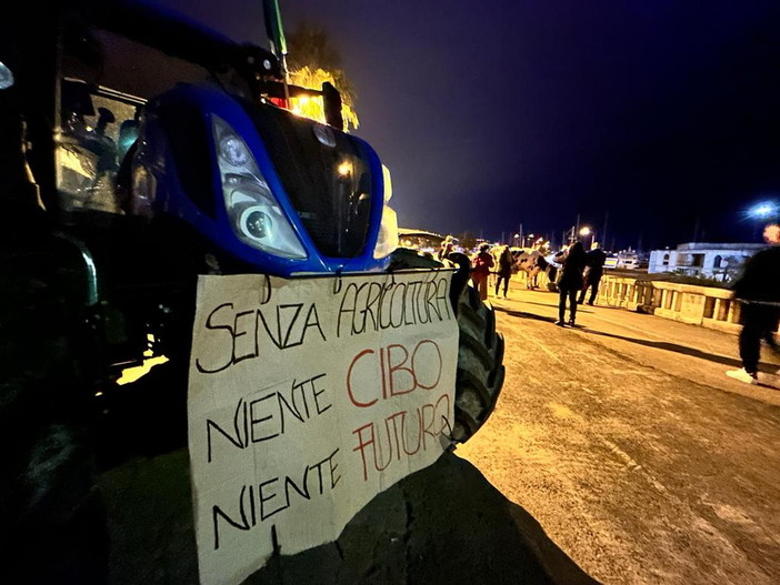 Protesta dei trattori: la mucca Ercolina, il primo trattore e gli agricoltori arrivano al Festival di Sanremo (Foto e Video) Protesta dei trattori: la mucca Ercolina, il primo trattore e gli agricoltori arrivano al Festival di Sanremo (Foto e Video)