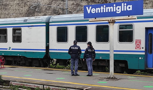 Ventimiglia, uomo si arrampica su un traliccio e blocca i treni nella zona di Nervia: traffico ferroviario fermo per un’ora Ventimiglia, uomo si arrampica su un traliccio e blocca i treni nella zona di Nervia: traffico ferroviario fermo per un’ora