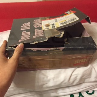 Imperia: arrivato a casa un pacco semidistrutto, le foto e le rimostranze di un lettore