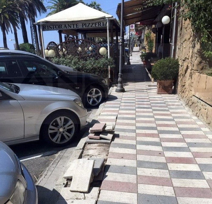 Sanremo: piastrelle staccate da tre mesi in corso Imperatrice, la protesta del Movimento 5 Stelle