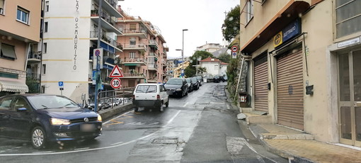 Sanremo: parcheggio selvaggio 'cronico' in zona 'Borgo', lettrice "Se non si fanno i controlli accade questo" (Foto) Sanremo: parcheggio selvaggio 'cronico' in zona 'Borgo', lettrice "Se non si fanno i controlli accade questo" (Foto)