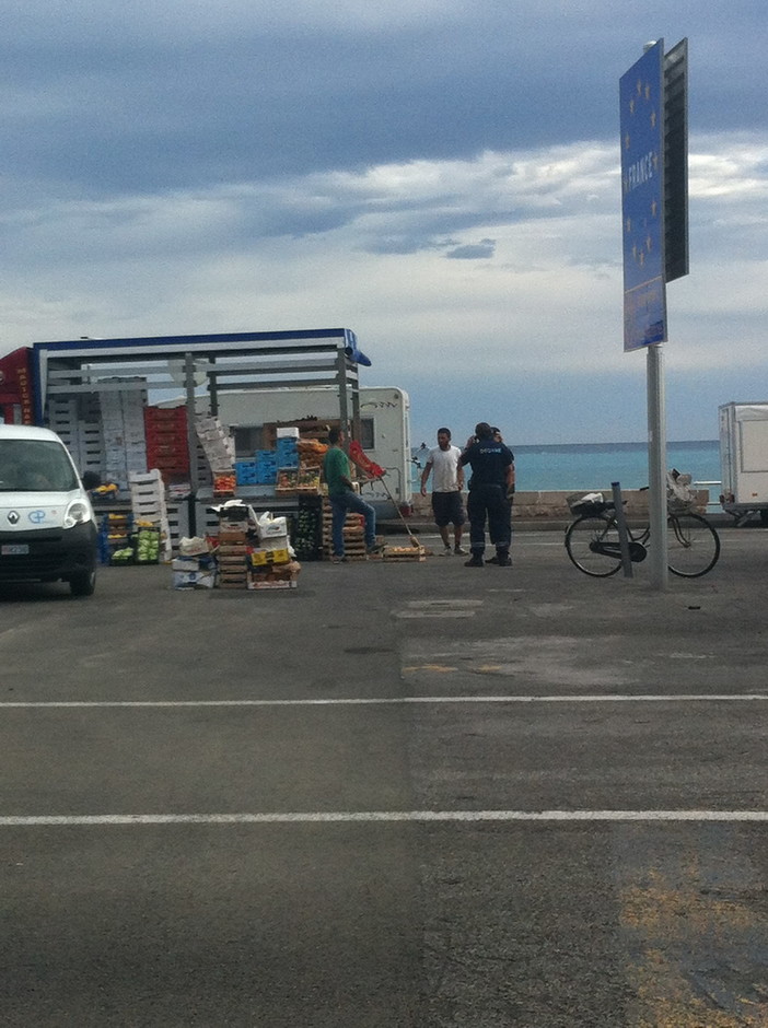 “La frontiera a Ventimiglia? Un mercato a cielo aperto dove anche le forze dell’ordine francesi fanno acquisti” “La frontiera a Ventimiglia? Un mercato a cielo aperto dove anche le forze dell’ordine francesi fanno acquisti”