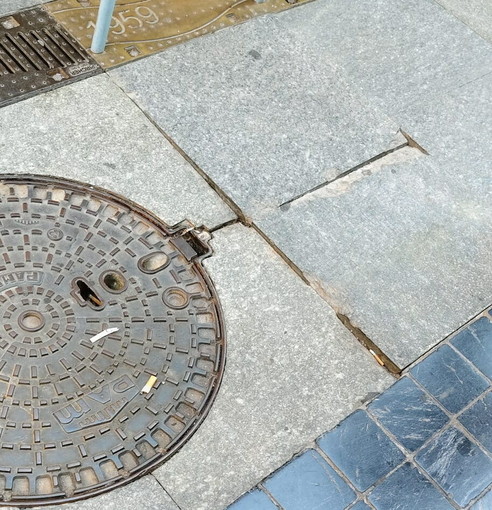 Sanremo, piastrella infossata in via Matteotti: un lettore "Già diverse persone sono cadute e si sono fatte male" (Foto) Sanremo, piastrella infossata in via Matteotti: un lettore "Già diverse persone sono cadute e si sono fatte male" (Foto)