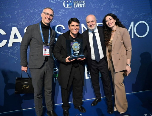 Sal Da Vinci premiato a Casa Sanremo: il Soundies Award celebra il videoclip di “Per sempre sì”