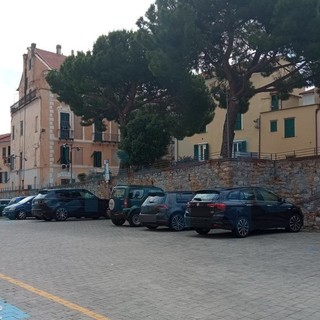 Imperia: Ztl del Parasio, parcheggio selvaggio e scarsi controlli. Le lamentele dei residenti (Foto) Imperia: Ztl del Parasio, parcheggio selvaggio e scarsi controlli. Le lamentele dei residenti (Foto)