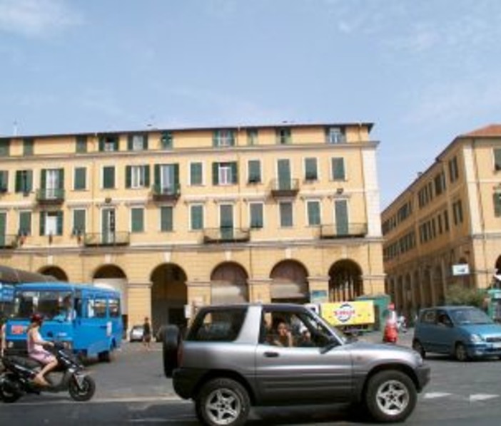 Imperia: lavori di restyling in piazza Dante, rinvio al 2012 dopo gli incontri con cittadini e commercianti Imperia: lavori di restyling in piazza Dante, rinvio al 2012 dopo gli incontri con cittadini e commercianti