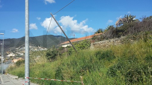 Sanremo: palo Telecom inclinato di 45 gradi in strada Solaro Rapalin, gli unici interventi di Vvf e Rangers