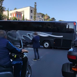 Imperia, pullman resta incastrato in strada: traffico in tilt (Foto)