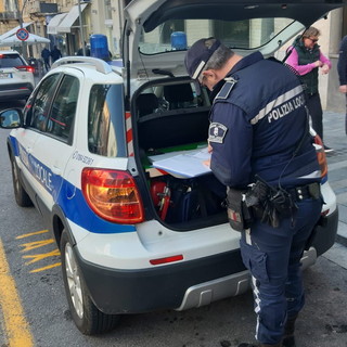 Sanremo: nuovo litigio di una coppia di extracomunitari, volano urla e ceffoni davanti ai passanti Sanremo: nuovo litigio di una coppia di extracomunitari, volano urla e ceffoni davanti ai passanti