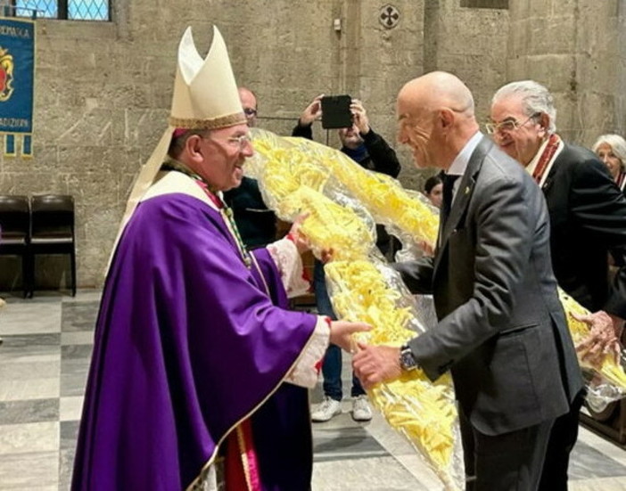 Sanremo rinnova la tradizione dei parmureli: le palme intrecciate per Papa Leone XIV partono verso il Vaticano