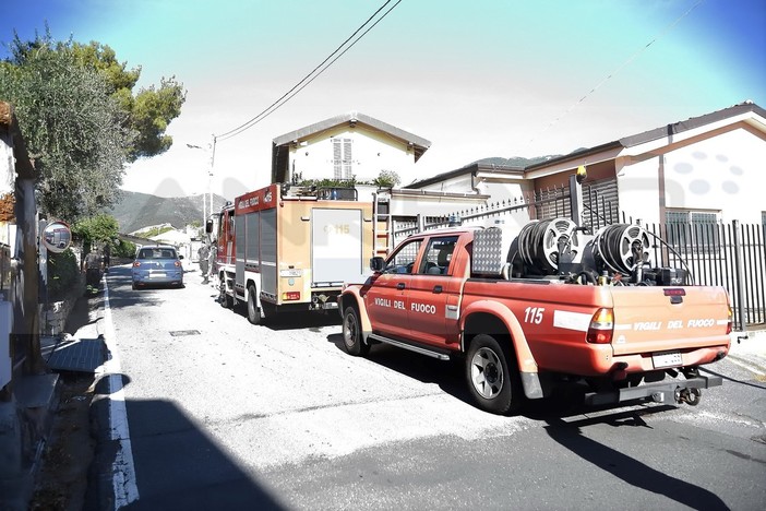 Sanremo: dimentica il rubinetto aperto in campagna, intervengono i Vvf che scoprono anche un incendio di sterpaglie Sanremo: dimentica il rubinetto aperto in campagna, intervengono i Vvf che scoprono anche un incendio di sterpaglie
