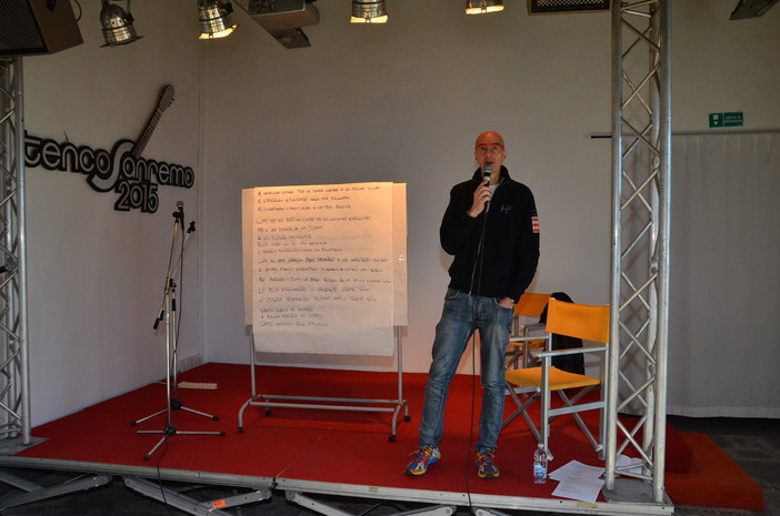 Sanremo: questa mattina l'incontro di Massimo Cotto al Tenco su “E qualcosa rimane - l’arte dei cantautori di raccontare la vita”