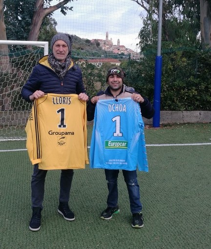 Calcio &amp; Solidarietà. FOTONOTIZIA: Cuore di Martina, donate le maglie da Enrico Pionetti di Lloris e Ochoa