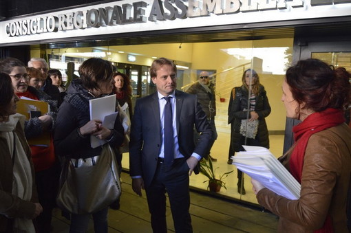 I No Vax protestano sotto la Regione: l'Assessore Marco Scajola interviene per ascoltare le loro rivendicazioni (Foto e Video) I No Vax protestano sotto la Regione: l'Assessore Marco Scajola interviene per ascoltare le loro rivendicazioni (Foto e Video)