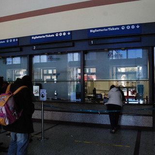 Ventimiglia: 'overbooking' di Trenitalia e molti passeggeri non trovano il bus sostitutivo verso Limone Piemonte