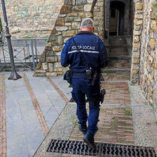 Sanremo: controlli della Polizia Locale nella città vecchia: sgomberi, denunce e sequestri di droga nella Pigna (Foto)