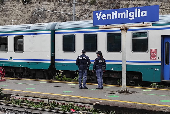 Ventimiglia, uomo si arrampica su un traliccio e blocca i treni nella zona di Nervia: traffico ferroviario fermo per un’ora