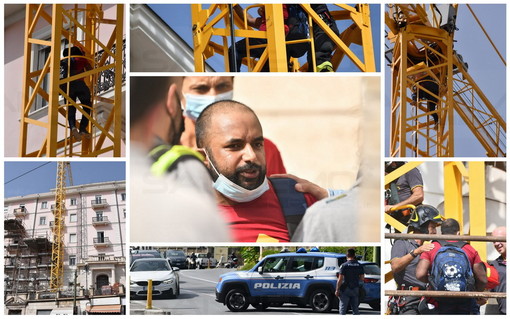 Sanremo, minaccia di gettarsi da una gru in piazza Cesare Battisti: i vigili del fuoco lo convincono a scendere Sanremo, minaccia di gettarsi da una gru in piazza Cesare Battisti: i vigili del fuoco lo convincono a scendere