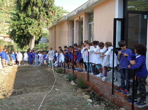 Ventimiglia: alla Primaria di Latte continua il lavoro relativo al progetto dell'Orto Botanico