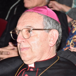 Sanremo, riconoscimenti ai figli di coppie di donne: Suetta “Legge contro natura”. Ma nessun veto sui battesimi