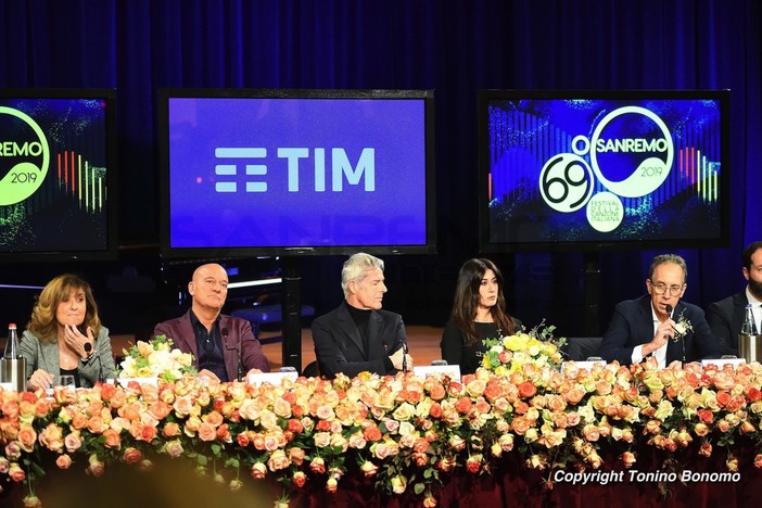 Il logo della Tim alla presentazione del 69° Festival di Sanremo Il logo della Tim alla presentazione del 69° Festival di Sanremo