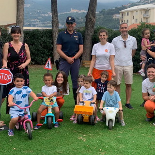 Taggia: gli agenti della Polizia Stradale in visita ai bimbi del nido d'infanzia 'Girotondo' (Foto) Taggia: gli agenti della Polizia Stradale in visita ai bimbi del nido d'infanzia 'Girotondo' (Foto)