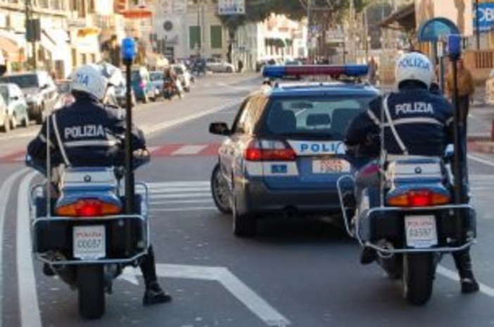 Immigrazione clandestina e furto di gasolio, la Polizia Stradale arresta 2 extracomunitari e 3 rumeni