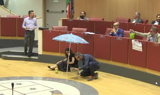 La clamorosa protesta del M5S Liguria contro il DDL 91 sulle spiagge libere attrezzate. "Presto non rimarrà un solo metro quadrato di costa libera in Liguria" La clamorosa protesta del M5S Liguria contro il DDL 91 sulle spiagge libere attrezzate. "Presto non rimarrà un solo metro quadrato di costa libera in Liguria"