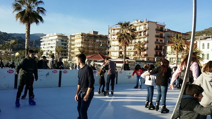 Ultimo fine settimana per la pista di pattinaggio al Resentello: successo di pubblico, l'anno prossimo si replica e si implementa Ultimo fine settimana per la pista di pattinaggio al Resentello: successo di pubblico, l'anno prossimo si replica e si implementa