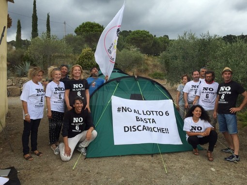 Sanremo: il comitato 'No alla discarica' ha 'piantato le tende' per protestare contro la ripresa dei lavori al 'Lotto 6'