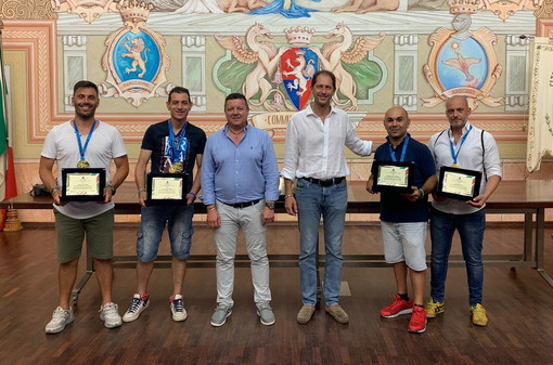Diano Marina: il Sindaco e l'Assessore allo Sport premiano gli atleti della Ultra Runners Golfo Dianese (Foto)