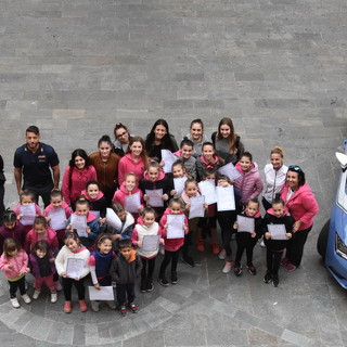 Imperia: ‘Poliziotto per un giorno’, le allieve della Scuola di danza ‘Il Cerchio d’Oro’ in visita alla Questura Imperia: ‘Poliziotto per un giorno’, le allieve della Scuola di danza ‘Il Cerchio d’Oro’ in visita alla Questura