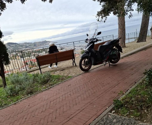 Sanremo: piazza Castello, mattoni già danneggiati nei giardini appena rifatti, scooter sui viali e mancano controlli efficaci
